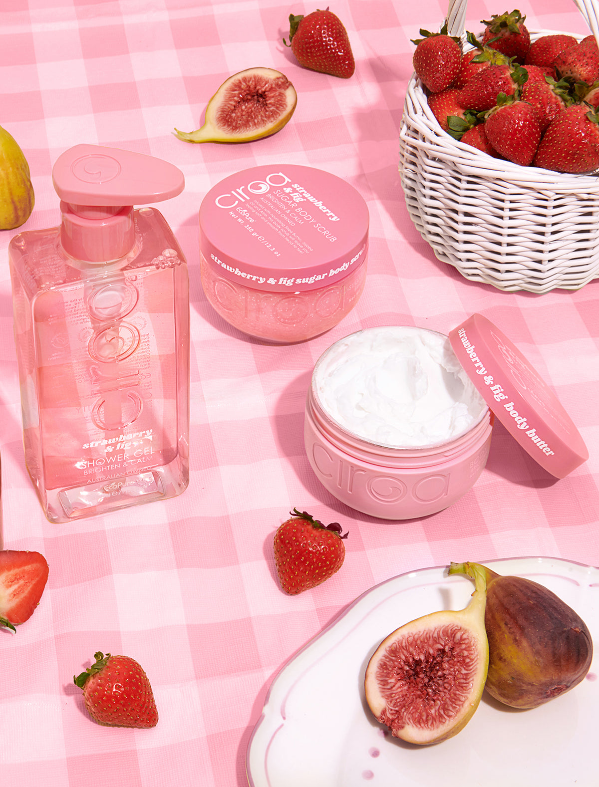Zestaw Strawberry & Fig ustawiony na półce